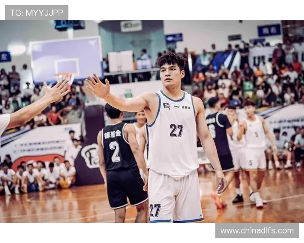 CBA中谁踢足球好？：跨界运动员在足球场上的表现与评价