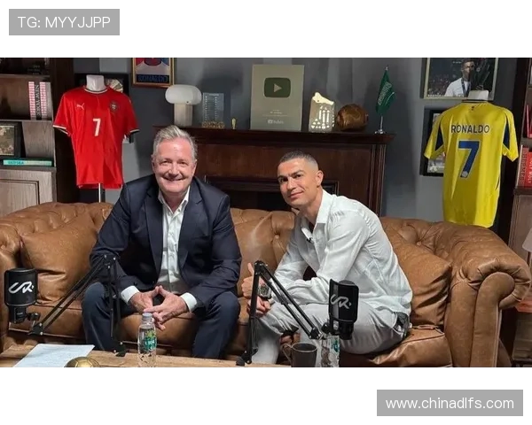 科莫球迷横幅引热议：与小法共度一天胜过百日与阿莱格里同在